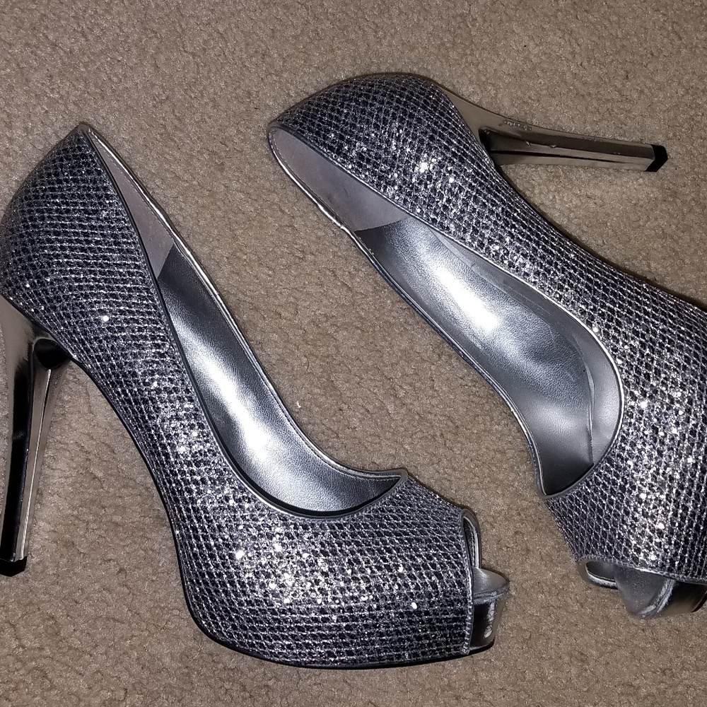 Womens Guess Shoes - Size 8M